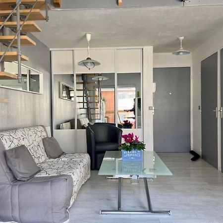Joli Et Spacieux Studio Avec Garage Au Bord De Mer Fréjus エクステリア 写真
